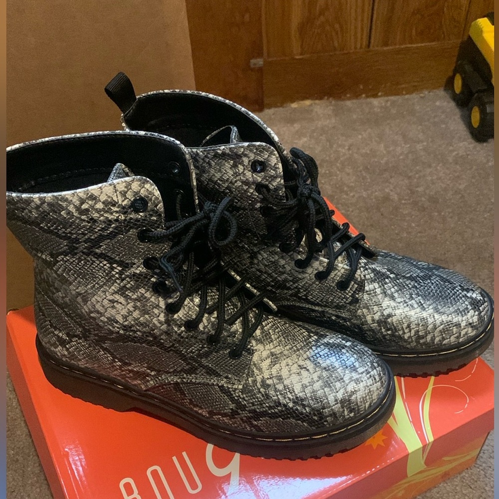 imitation snakeskin ankle boots size 71/2